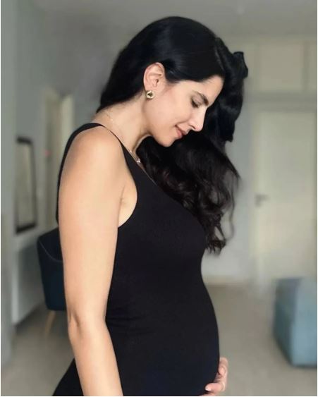 Carmen Bsaibes reveals her pregnancy with a message to mothers